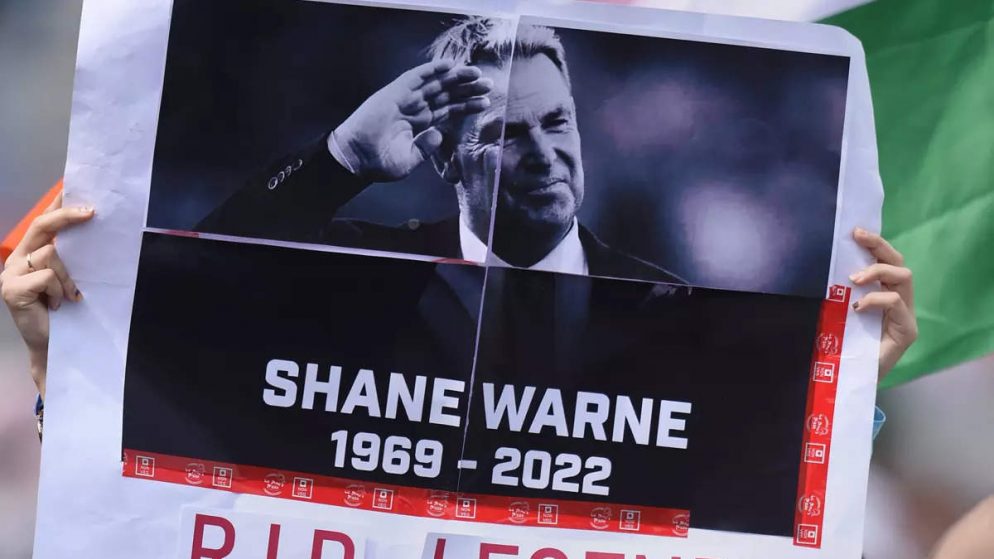 According to his manager, Shane Warne complained of chest pain and sweating prior to his Thailand vacation.