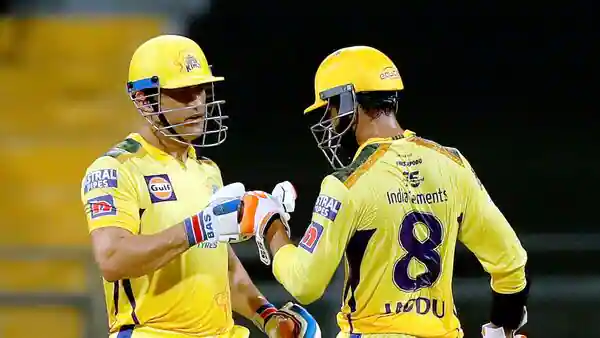 CSK teammates congratulate MS Dhoni on his match-winning knock against MI.