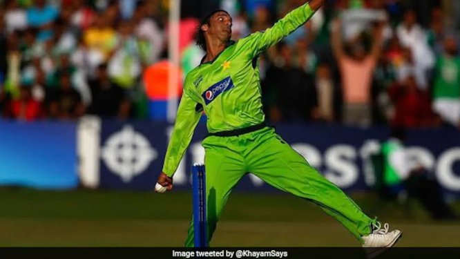 A hilarious Twitter exchange between Shoaib Akhtar and AB de Villiers has gone viral.