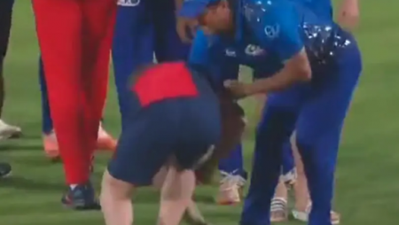 IPL 2022: Jonty Rhodes makes a heartwarming gesture by touching Sachin Tendulkar’s feet.