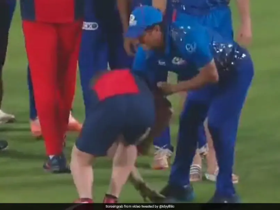 IPL 2022: Jonty Rhodes makes a heartwarming gesture by touching Sachin Tendulkar’s feet.