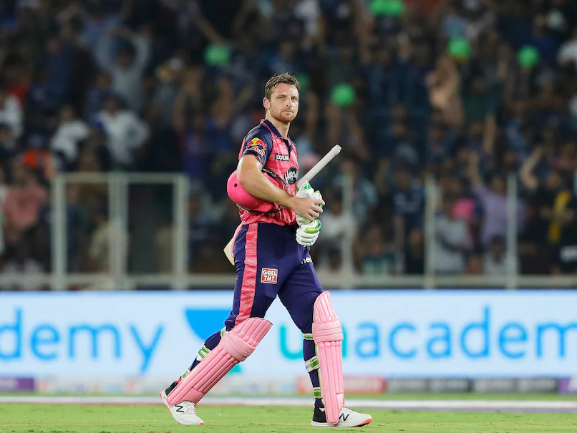 After being dismiss in the IPL final, Jos Buttler reacts angrily and tosses his helmet.