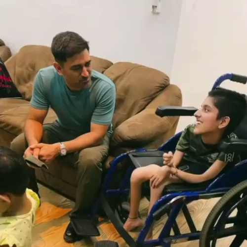 MS Dhoni Wins the Heart of a Disabled Fan With a Kind Gesture.