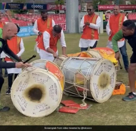Ex-England Cricketers Perform Dhol to ‘We Will Rock You’ During India vs Leicestershire Tour Game