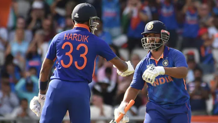 Hardik Pandya Gives Rishabh Pant Advice During 3rd ODI Against England