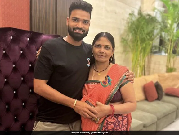 Mumbai Indians star meets his mother after 9 years, and the photo goes viral