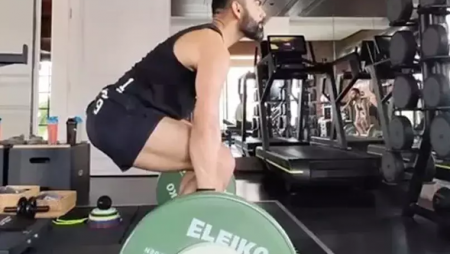 Virat Kohli’s weightlifting abilities can make CWG medalists proud.