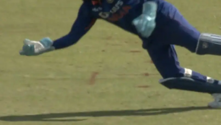 Sanju Samson’s acrobatic one-handed catch gives India the first wicket against Zimbabwe in the second One-Day International.