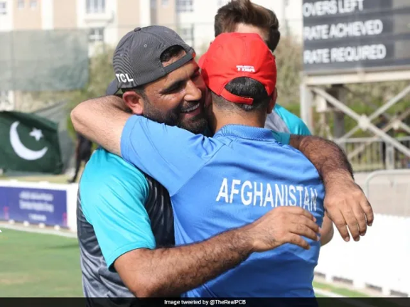 Hugs, smiles, and handshakes as Afghanistan and Pakistan players meet at the Asia Cup 2022