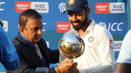 “What Message Did He Want?” Sunil Gavaskar Responds to Virat Kohli’s ‘Only Dhoni Texted’ Remark