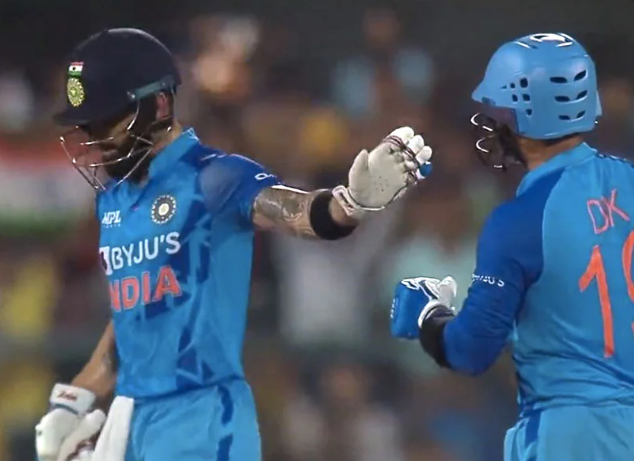 Watch: Virat Kohli, batting on 49, requests that Dinesh Karthik keep the strike for the final two balls.