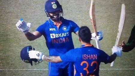 Virat Kohli does dancing moves in honor of Ishan Kishan’s double century during the BAN vs IND match.